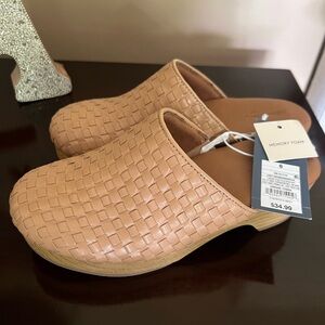 Woman’s size 6 clogs